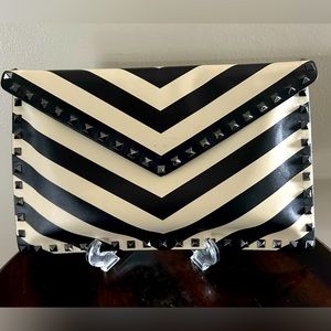 Valentino Garavani
Black & White Leather Chevron Print Rock Stud Envelope Clutch